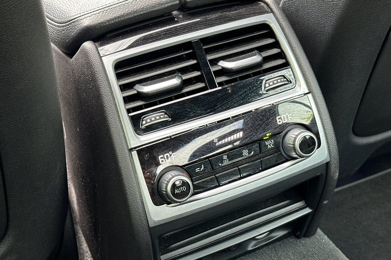 BMW 7 Series Vehicle Full-screen Gallery Image 40