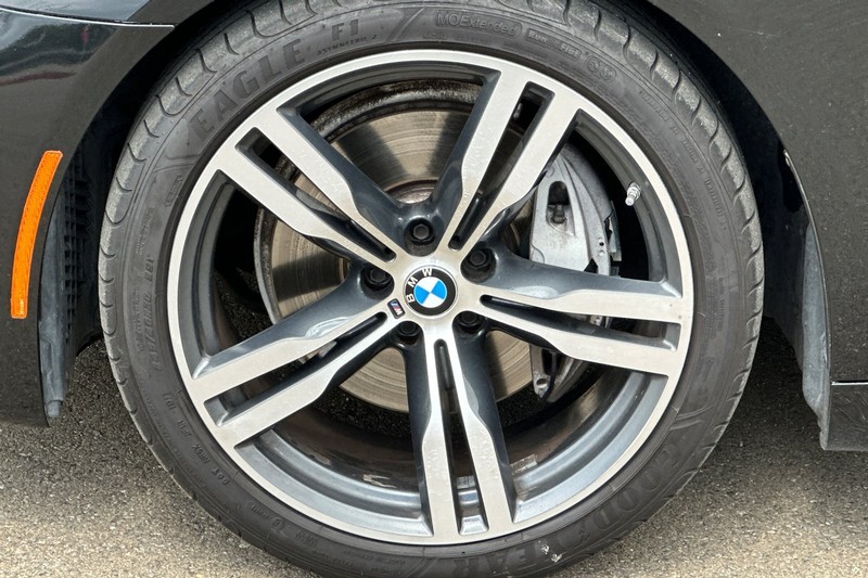 BMW 7 Series Vehicle Full-screen Gallery Image 42