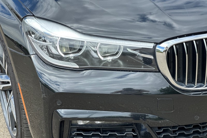 BMW 7 Series Vehicle Full-screen Gallery Image 43