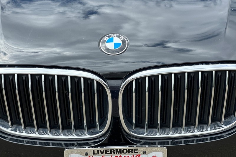 BMW 7 Series Vehicle Full-screen Gallery Image 44