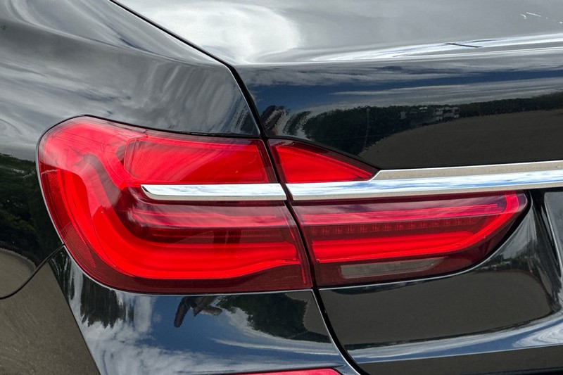 BMW 7 Series Vehicle Full-screen Gallery Image 45
