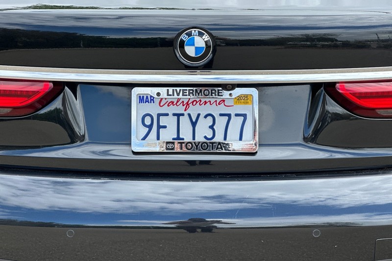 BMW 7 Series Vehicle Full-screen Gallery Image 46