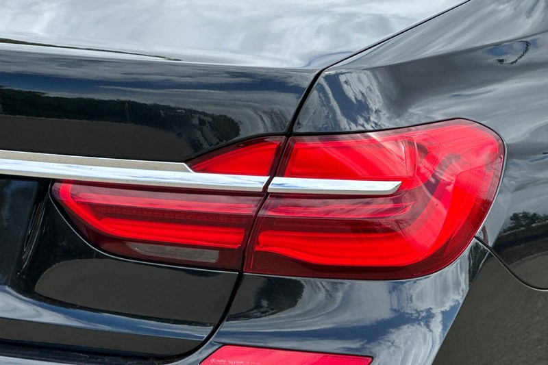 BMW 7 Series Vehicle Full-screen Gallery Image 47