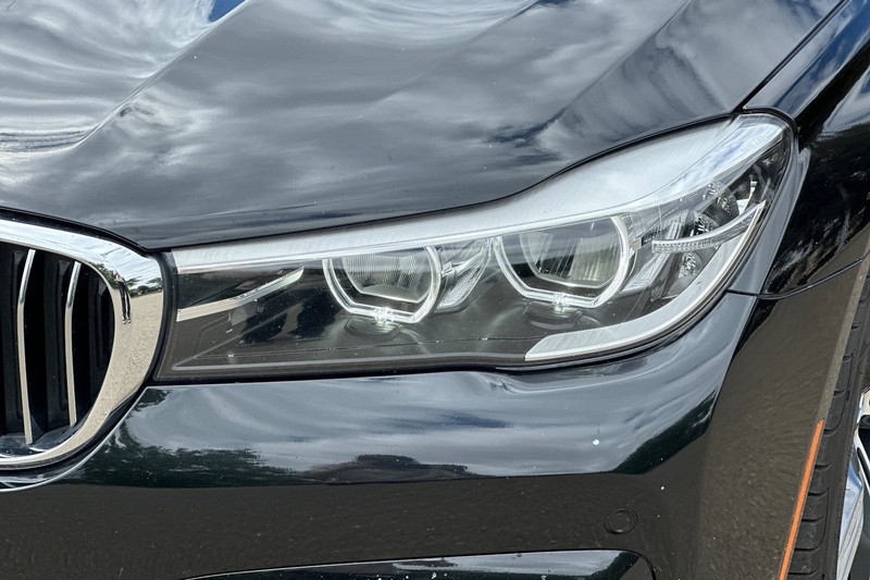BMW 7 Series Vehicle Full-screen Gallery Image 49