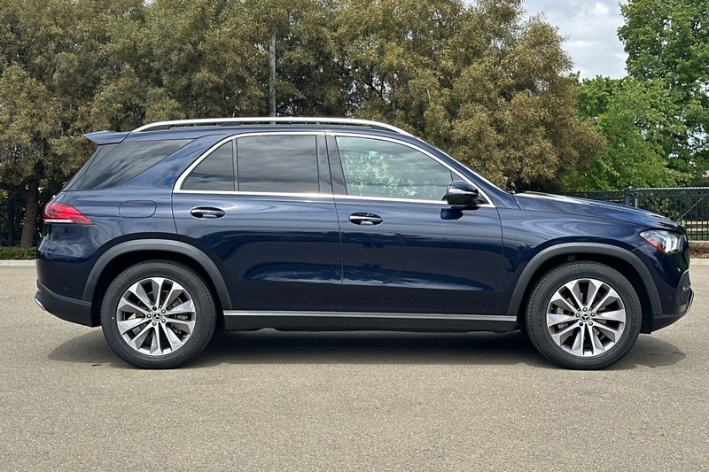 Mercedes-Benz GLE Vehicle Full-screen Gallery Image 03