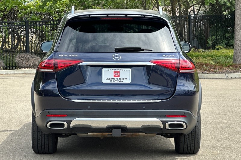 Mercedes-Benz GLE Vehicle Full-screen Gallery Image 05