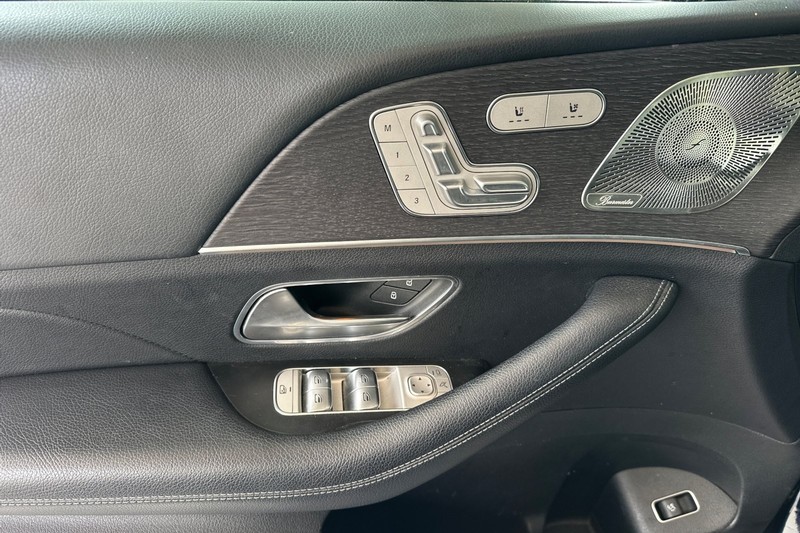 Mercedes-Benz GLE Vehicle Full-screen Gallery Image 11