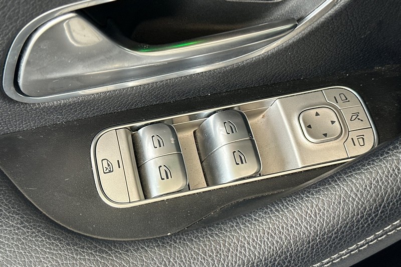 Mercedes-Benz GLE Vehicle Full-screen Gallery Image 12