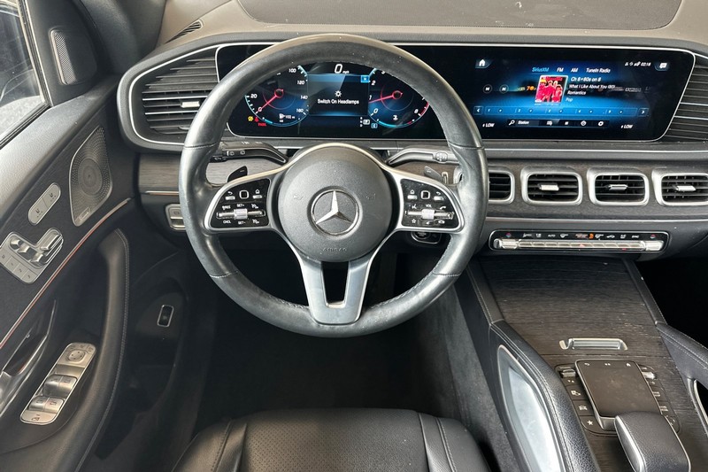 Mercedes-Benz GLE Vehicle Full-screen Gallery Image 16