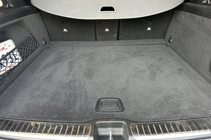 Mercedes-Benz GLE Vehicle Full-screen Gallery Image 17