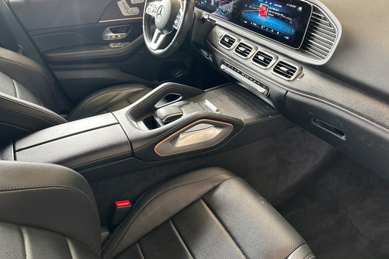 Mercedes-Benz GLE Vehicle Full-screen Gallery Image 19