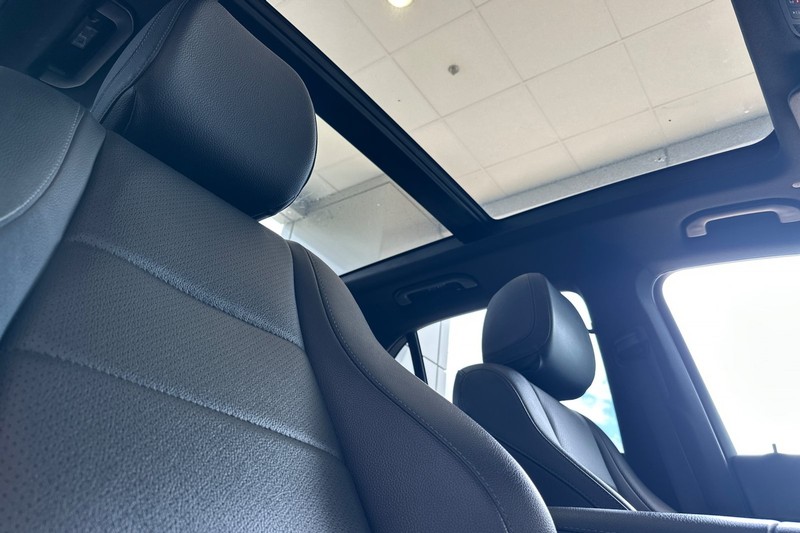 Mercedes-Benz GLE Vehicle Full-screen Gallery Image 20