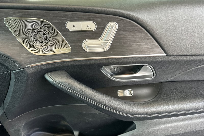 Mercedes-Benz GLE Vehicle Full-screen Gallery Image 21