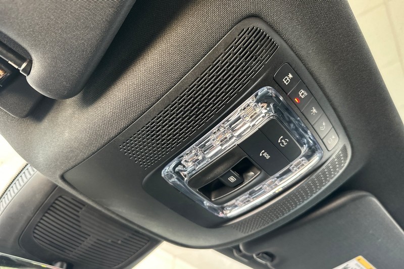 Mercedes-Benz GLE Vehicle Full-screen Gallery Image 24