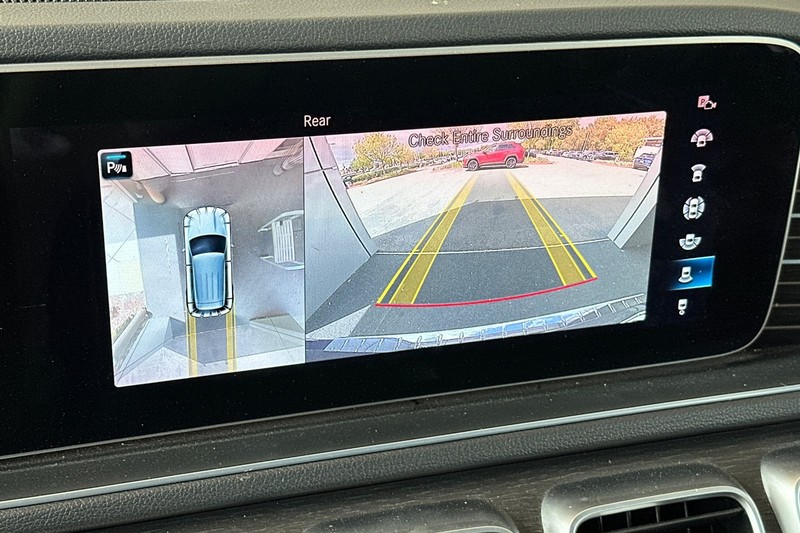 Mercedes-Benz GLE Vehicle Full-screen Gallery Image 27