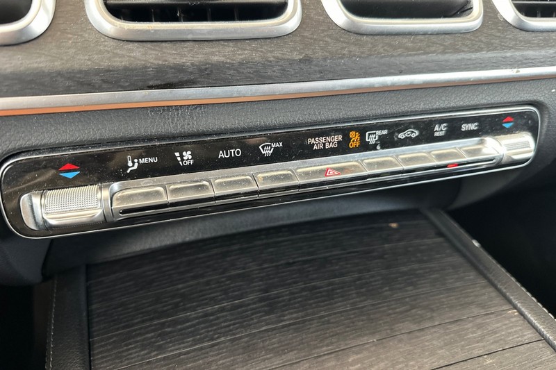 Mercedes-Benz GLE Vehicle Full-screen Gallery Image 28