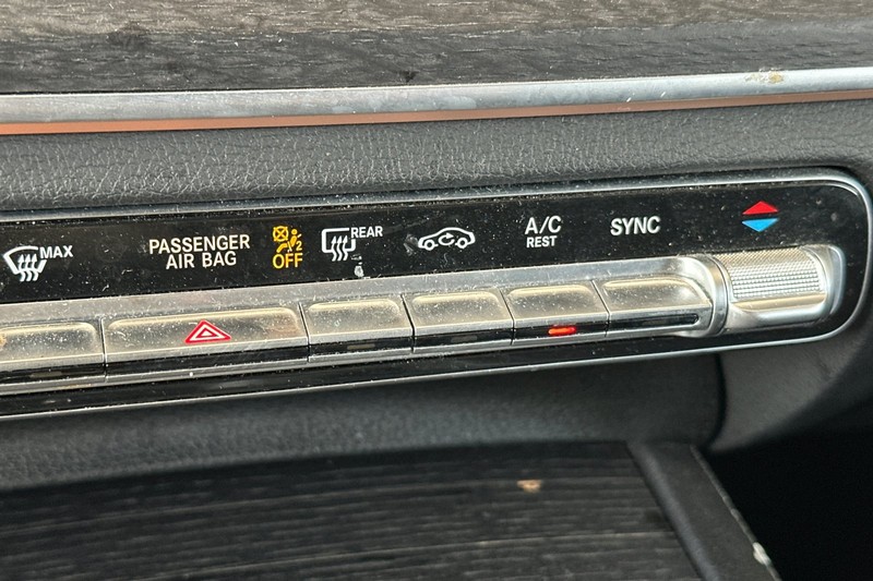 Mercedes-Benz GLE Vehicle Full-screen Gallery Image 30