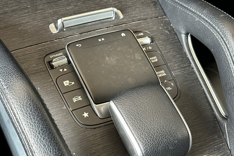 Mercedes-Benz GLE Vehicle Full-screen Gallery Image 31
