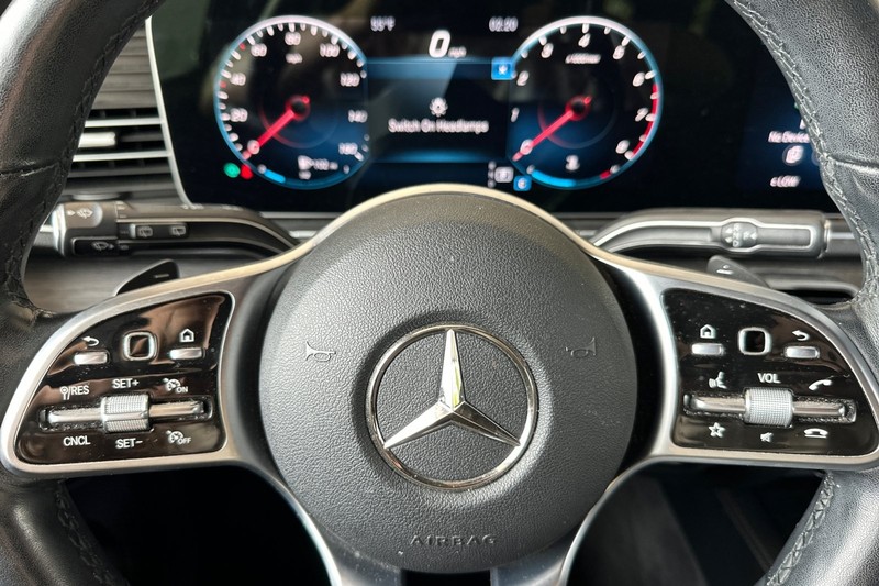 Mercedes-Benz GLE Vehicle Full-screen Gallery Image 35
