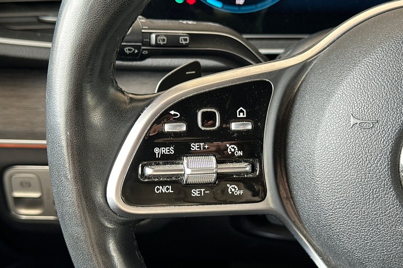 Mercedes-Benz GLE Vehicle Full-screen Gallery Image 36