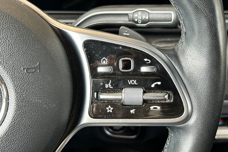 Mercedes-Benz GLE Vehicle Full-screen Gallery Image 37