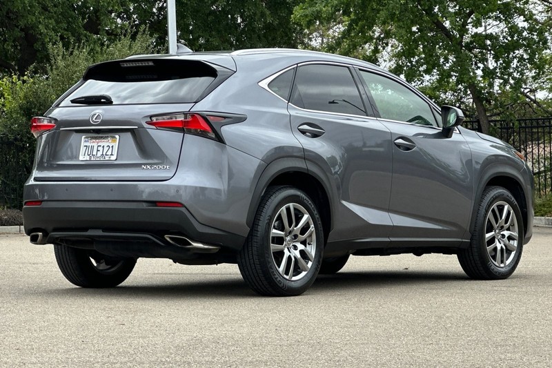 Lexus NX 200t Vehicle Full-screen Gallery Image 04