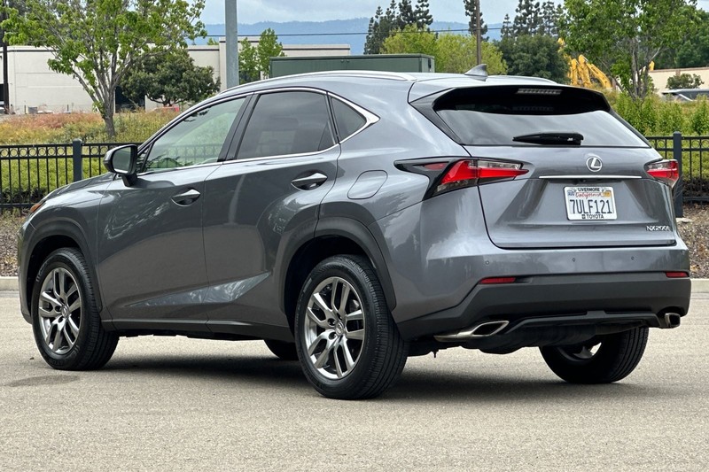 Lexus NX 200t Vehicle Full-screen Gallery Image 06