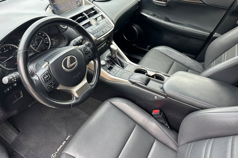 Lexus NX 200t Vehicle Full-screen Gallery Image 10