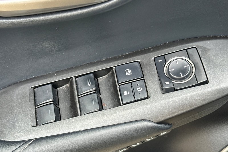 Lexus NX 200t Vehicle Full-screen Gallery Image 12
