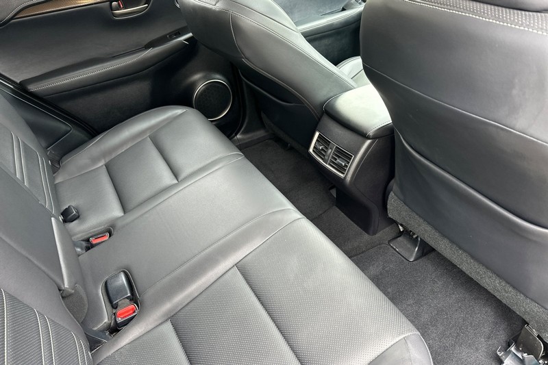 Lexus NX 200t Vehicle Full-screen Gallery Image 18