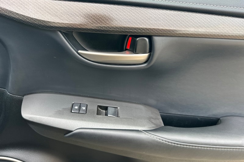 Lexus NX 200t Vehicle Full-screen Gallery Image 21