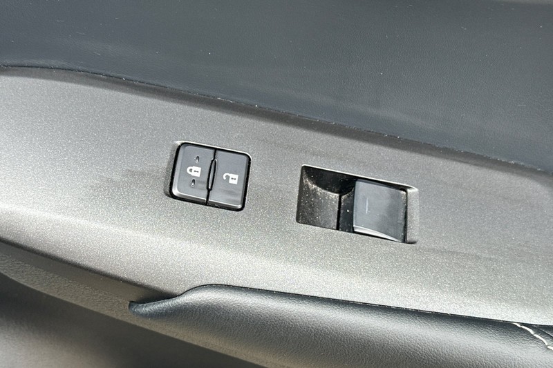 Lexus NX 200t Vehicle Full-screen Gallery Image 22