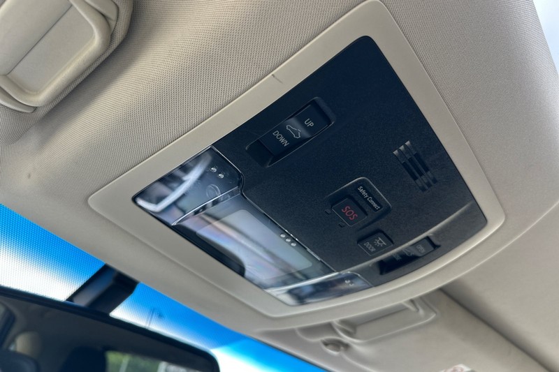 Lexus NX 200t Vehicle Full-screen Gallery Image 24
