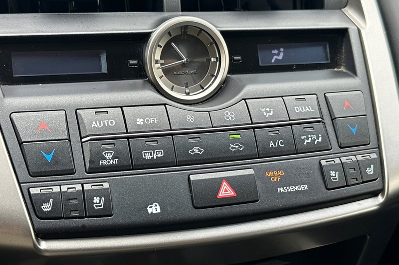 Lexus NX 200t Vehicle Full-screen Gallery Image 28
