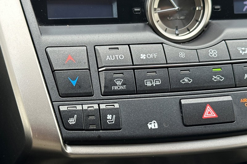 Lexus NX 200t Vehicle Full-screen Gallery Image 29