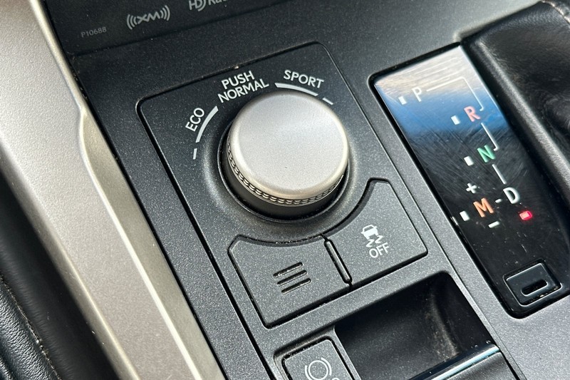 Lexus NX 200t Vehicle Full-screen Gallery Image 32
