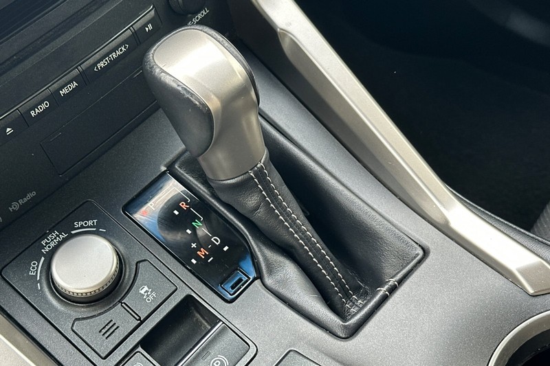 Lexus NX 200t Vehicle Full-screen Gallery Image 34