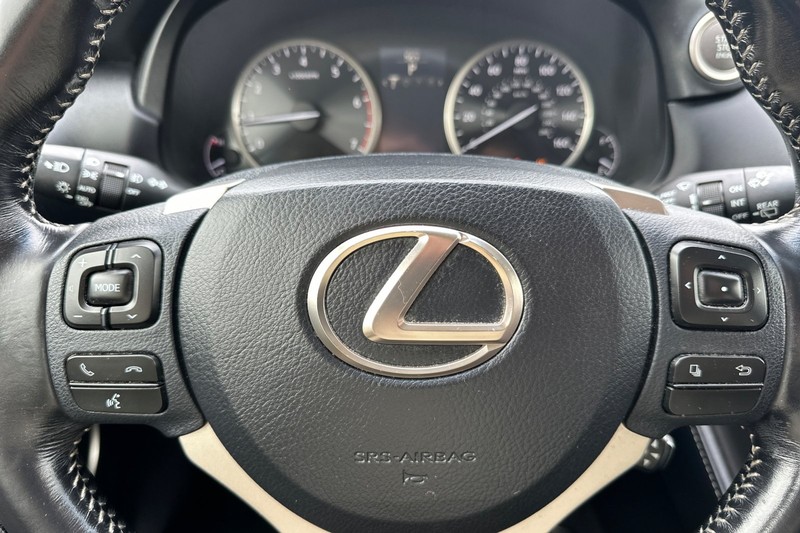 Lexus NX 200t Vehicle Full-screen Gallery Image 36