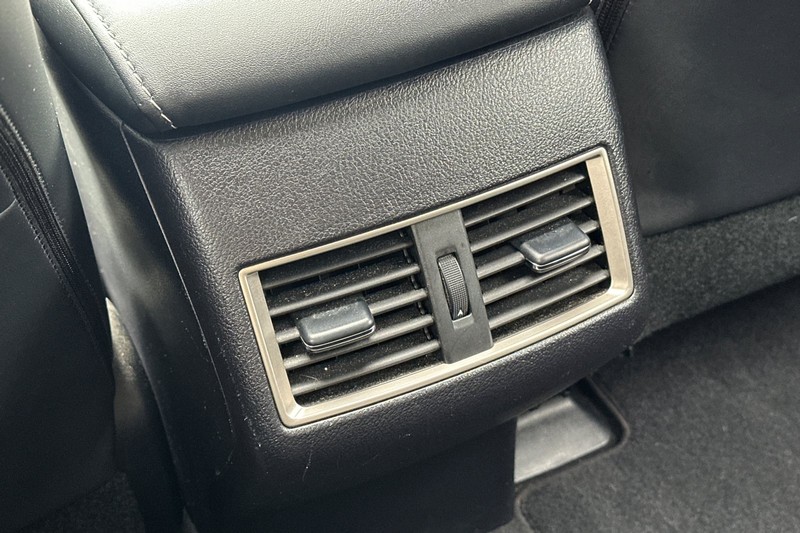 Lexus NX 200t Vehicle Full-screen Gallery Image 39