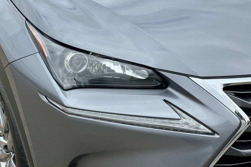 Lexus NX 200t Vehicle Full-screen Gallery Image 41