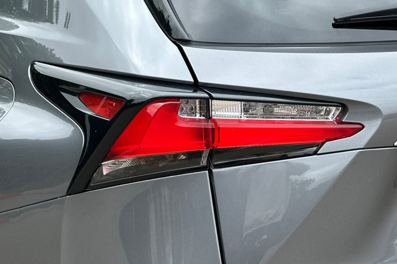 Lexus NX 200t Vehicle Full-screen Gallery Image 43