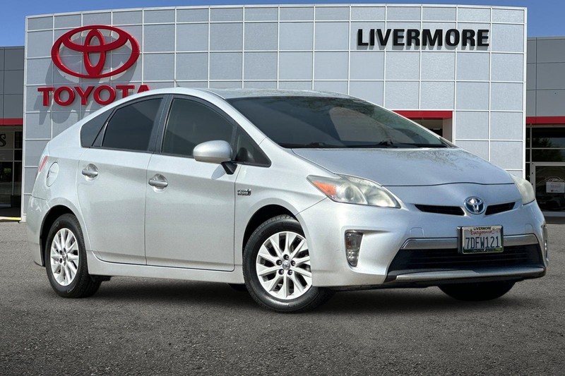 Toyota Prius Plug-In Vehicle Full-screen Gallery Image 02