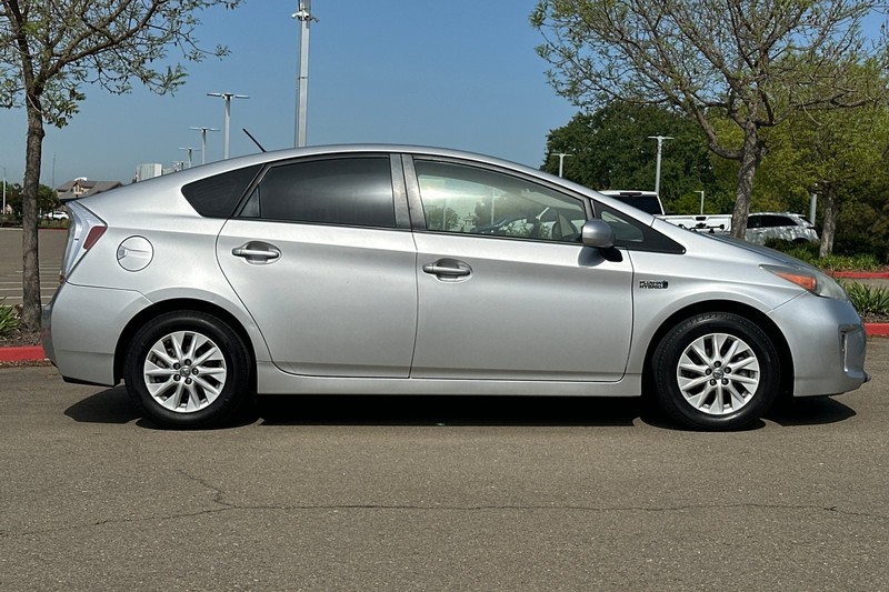 Toyota Prius Plug-In Vehicle Full-screen Gallery Image 03