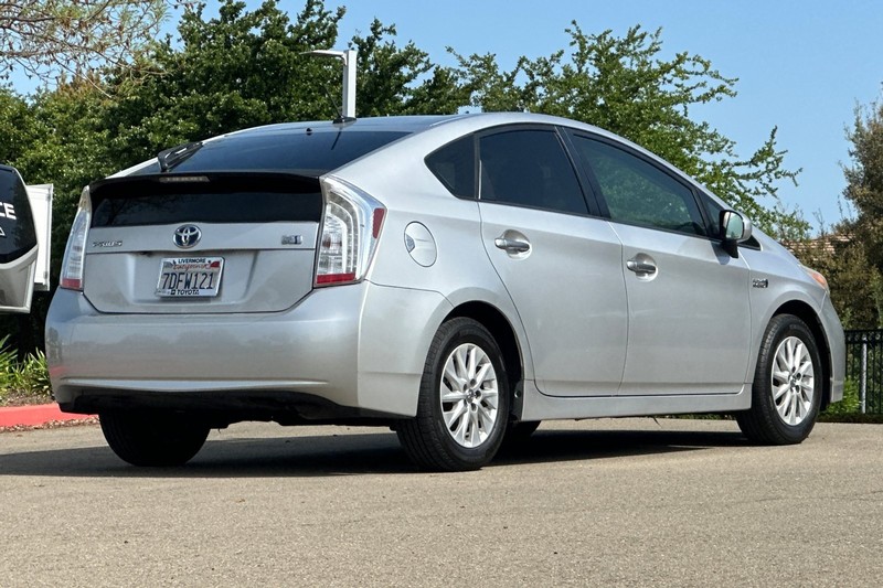 Toyota Prius Plug-In Vehicle Full-screen Gallery Image 04