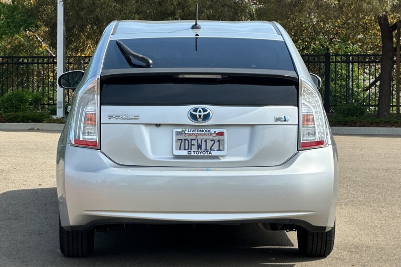 Toyota Prius Plug-In Vehicle Full-screen Gallery Image 05