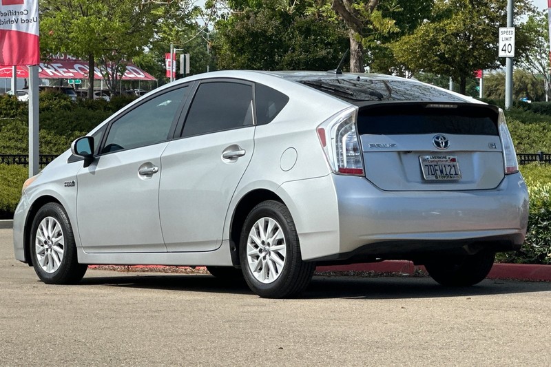 Toyota Prius Plug-In Vehicle Full-screen Gallery Image 06