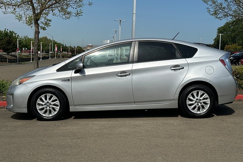 Toyota Prius Plug-In Vehicle Full-screen Gallery Image 07