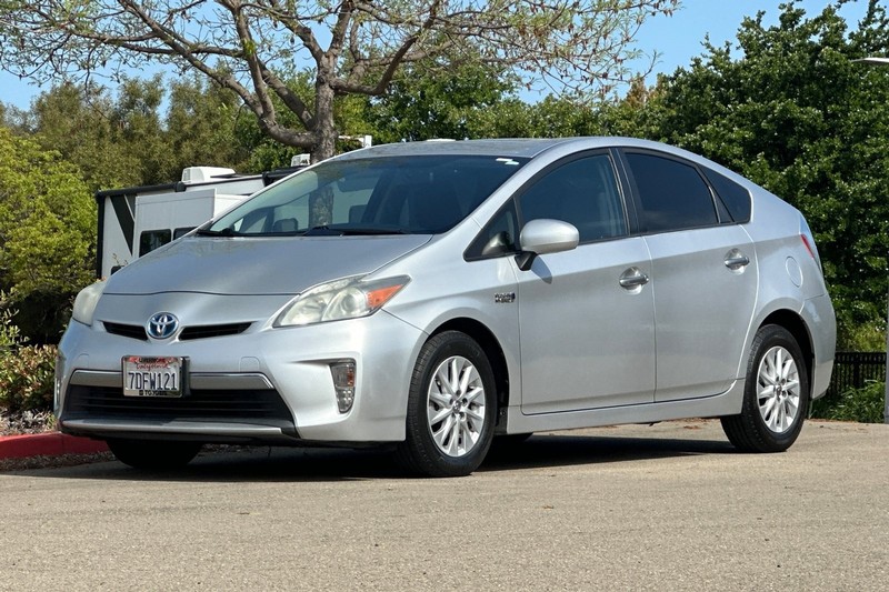 Toyota Prius Plug-In Vehicle Full-screen Gallery Image 08
