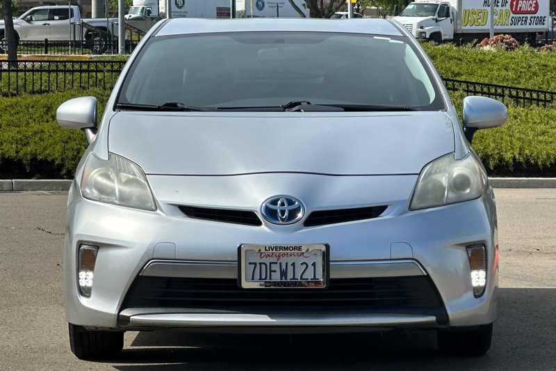 Toyota Prius Plug-In Vehicle Full-screen Gallery Image 09