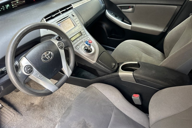 Toyota Prius Plug-In Vehicle Full-screen Gallery Image 10